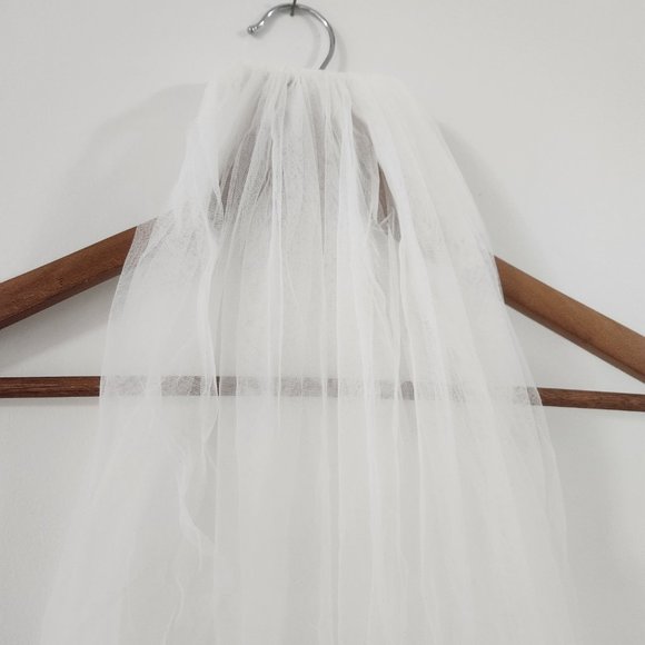 simple off- white fingertip veil - Picture 2 of 3